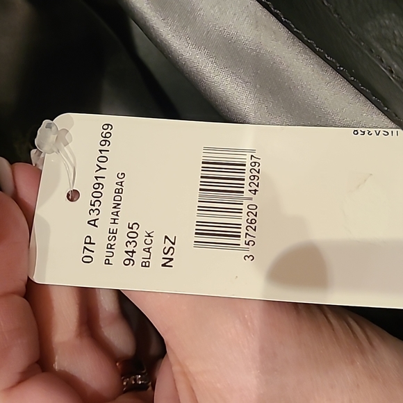 Gorgeous CHANEL handbag w/ large CC logo. Black shiny leather monili metal trim - Picture 11 of 16